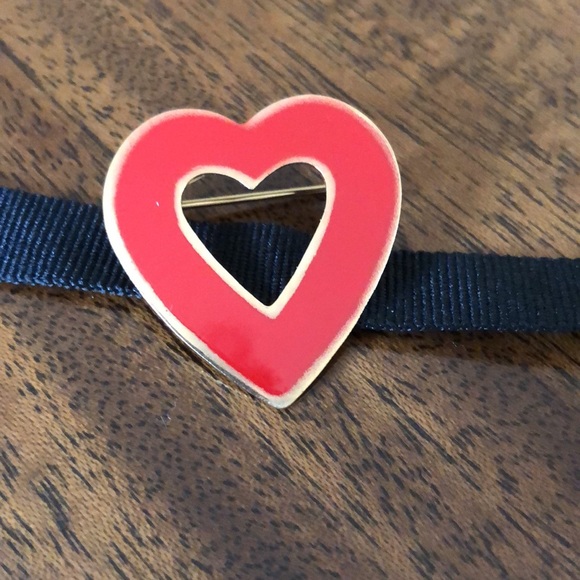 red and gold tone enamel heart pin brooch - Picture 7 of 8